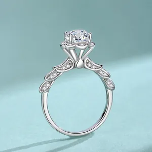 Elegante anillo de plata S925 con moissanita y diseño creativo de alas de ángel