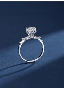 Makro-Seitenansicht des Moissanit-Rings mit Kronenfassung und hohlen Petal-Details