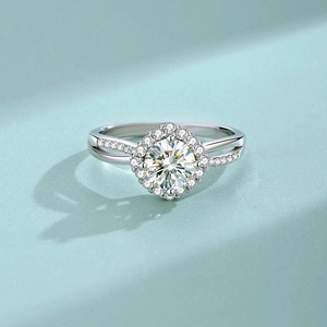 Eleganter S925 Sterlingsilber Ring mit vierzackigem Kreuzdesign und rundem Moissanit-Stein