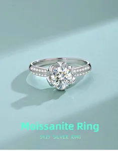 Dettaglio dell'anello in moissanite con montatura a sei griffe in argento S925