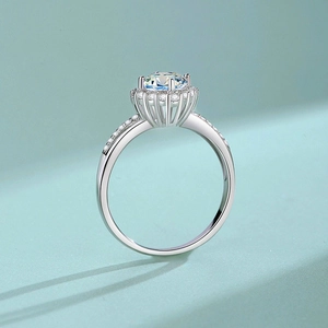 S925 Sterlingsilber Halo Verlobungsring mit rundem Moissanit und Seitensteinen