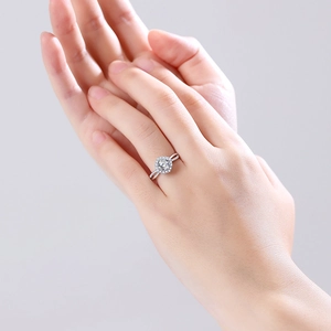 S925 Silberring mit rundem Moissanit und zweireihiger Ringschiene mit Diamantbesatz