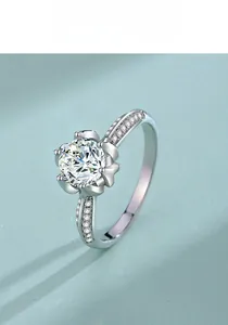 Dettaglio macro dell'anello Moissanite con montatura a sei griffe in argento S925 lucido