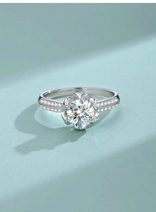 Dettaglio dell'anello moissanite loto a sei griffe con micro-pave laterale in argento S925