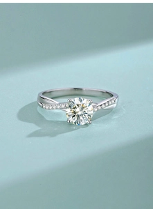 Macro shot of S925 sterling silver ring with twisted band and four-prong moissanite setting