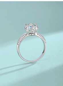 Dettaglio ravvicinato dell'anello in moissanite con montatura a corona a forma di fior di loto
