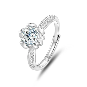 Vista dettagliata dell'anello in moissanite loto a sei griffe con fascia regolabile in argento S925