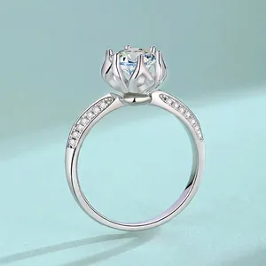 Anillo de loto clásico en plata S925 con piedra de moissanita y engaste de seis garras