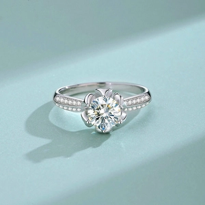 Anello di loto classico in moissanite a sei griffe in argento S925 con pietre laterali