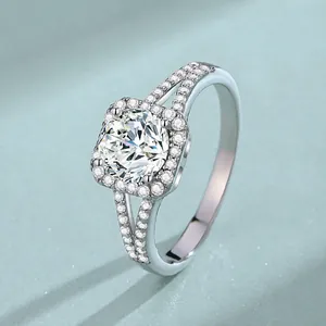 Elegante anillo de compromiso de plata de ley S925 con moissanita cuadrada y halo