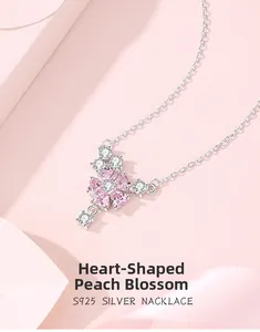 Macro d'un collier en argent S925 avec pendentif fleur de pêcher en forme de cœur rose
