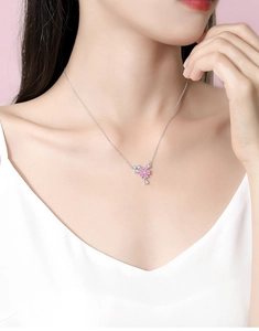 Détail du pendentif fleur de cerisier rose avec pierres sur chaîne en argent