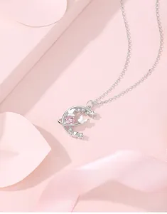 Vue détaillée du collier en argent S925 avec pendentif papillon et étoile en cristal rose