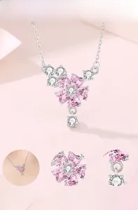 Détail du pendentif fleur en argent S925 avec pierres roses et zircons cubiques
