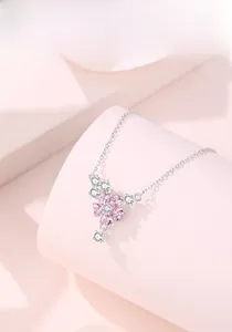 Détail du collier en argent S925 avec pétales en pierre rose en cœur et diamant central