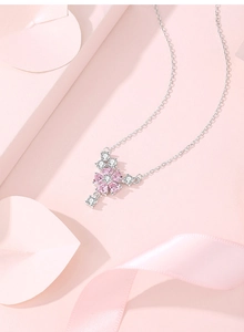 Vue détaillée du collier en argent S925 avec pendentif fleur de cerisier rose et zircons