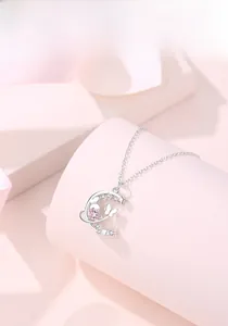 Détail du collier lune et papillon en argent S925 avec pierre rose et zircons fins