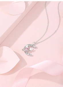 Détail du pendentif lune en argent S925 avec pierre rose et motifs papillon et étoile