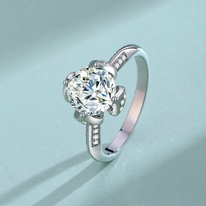 S925 sterling silver lotus moissanite ring featuring a 2ct round stone with floral petals
