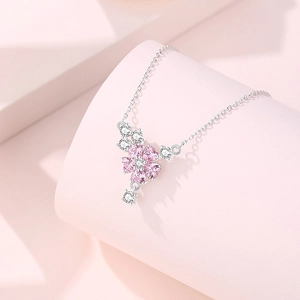 Collier cerisier en argent S925 avec cristaux roses en forme de cœur sur fond rose