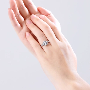 Classic S925 silver 2ct moissanite ring with four-prong setting on a model's hand