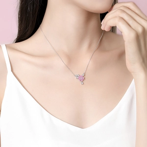 Élégant collier en argent S925 avec pendentif fleur de cerisier rose porté par un mannequin