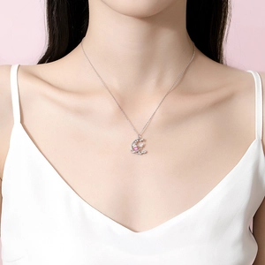 Collier lune en argent S925 avec pierre rose porté par un mannequin féminin