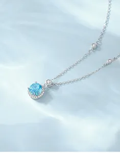 Gros plan du collier en argent S925 avec pierre bleue sur soie à effet de vagues