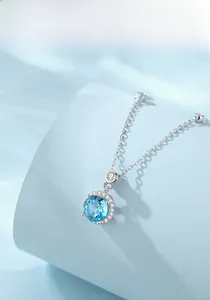 Détail du collier en argent S925 avec moissanite bleue et halo de diamants brillants