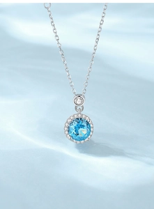 Vue détaillée du collier en argent S925 avec pendentif gemme bleue et halo de diamants
