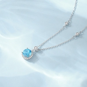 Élégant collier en argent S925 avec pendentif en pierre bleue sur fond ondulé