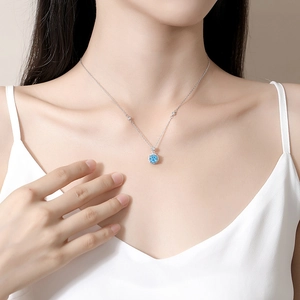 Collier en argent S925 avec pierre de moissanite bleu sel marin sur mannequin