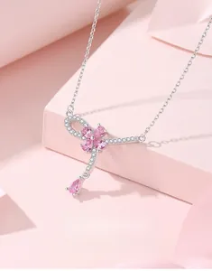 Dettaglio della collana in argento 925 con pendente a fiore di zircone rosa e nappa