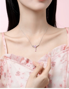 Dettaglio della collana a fiocco in argento S925 con cristalli rosa sul collo