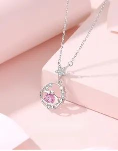 Détail du collier planète en argent S925 avec cristal rose et étoile scintillante
