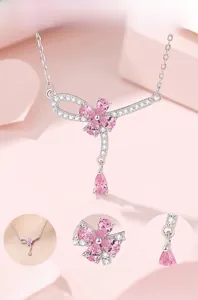 Dettaglio macro della collana in argento S925 con petali di zirconia rosa e finitura lucida