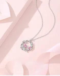Makroaufnahme von Silberanhänger mit rosa Herz-Edelstein und glänzenden Zirkonen