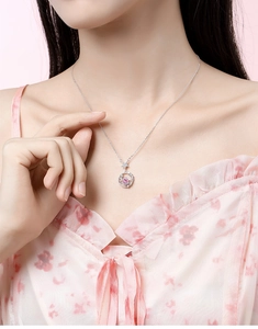Détail du collier planète rose en argent S925 avec pendentif étoile porté par un mannequin
