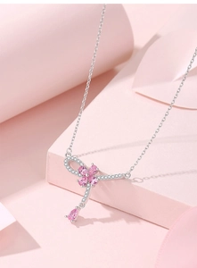 Dettaglio della collana in argento s925 con fiori di gemme rosa e pendente a nastro