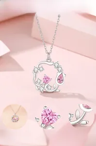 Nahaufnahme der silbernen Rosenkranz-Halskette mit rosa Herz-Zirkonia-Anhänger