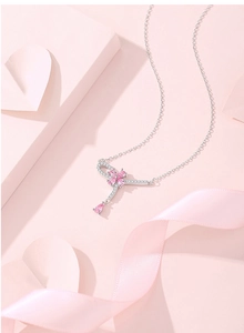 Dettaglio della collana in argento s925 con pendente a fiore rosa su nastro di seta