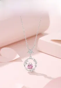 Gros plan du collier en argent S925 avec pendentif planète rose et zircons scintillants