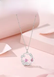 Makroaufnahme der Silberkranzkette mit rosa Herzsteinen und weißen Zirkonia-Akzenten