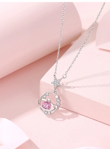 Détail de la suspension planète rose et étoile en argent S925 avec zircons sertis