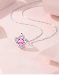 Dettaglio della collana in argento S925 con cuore rosa e piccole stelle laterali