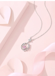 Détail macro du collier en argent S925 avec pendentif étoile et planète rose