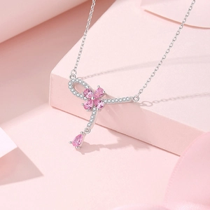 Collana in argento S925 con pendente fiore di pesco e zirconi rosa di alta qualità