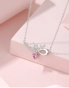 Makroaufnahme der S925 Silber-Schleifenkette mit rosa herzförmigem Zirkonia-Anhänger