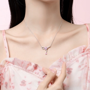 Elegante collana in argento s925 con ciondolo a fiore in cristallo rosa su modella