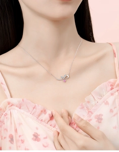 Nahaufnahme der S925 Silberkette mit rosa Herzanhänger am Hals des Modells